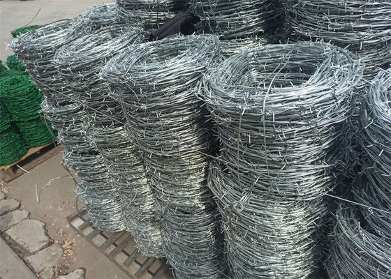 Hot Dip Galvanized Barb Wire Roll Anti asam / alkali Untuk Wire Mesh Pagar