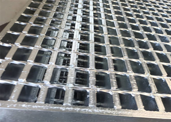 Stainless Steel Bar Grating Anti Slip Steel Stair Treads Kekuatan Tinggi